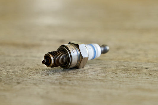 ¿Cómo puedo saber qué bujía utiliza mi máquina?